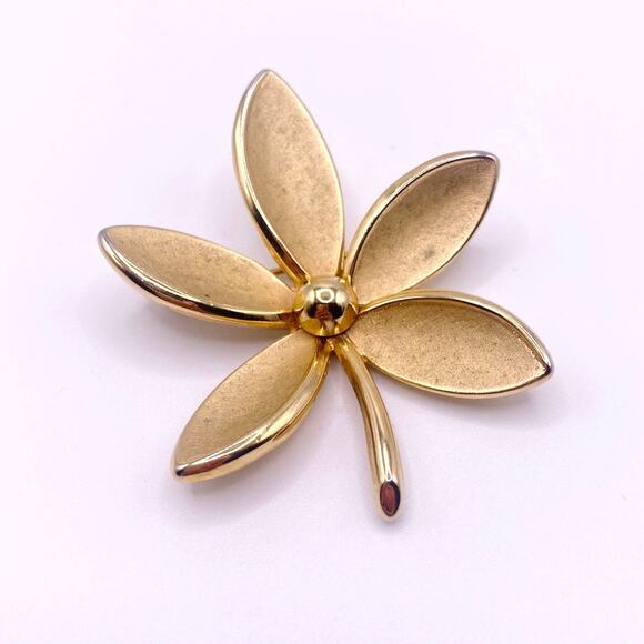 Vintage Trifari Flower Brooch Gold Tone - Picture 1 of 4